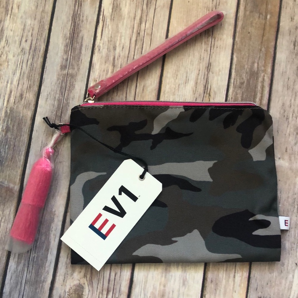 NWT Sold Out EV1 Camo Zip Wristlet Ellen Degeneres